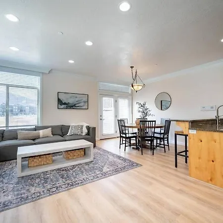 Snowbasin Lakehouse With Hot Tub And Resort Amenities